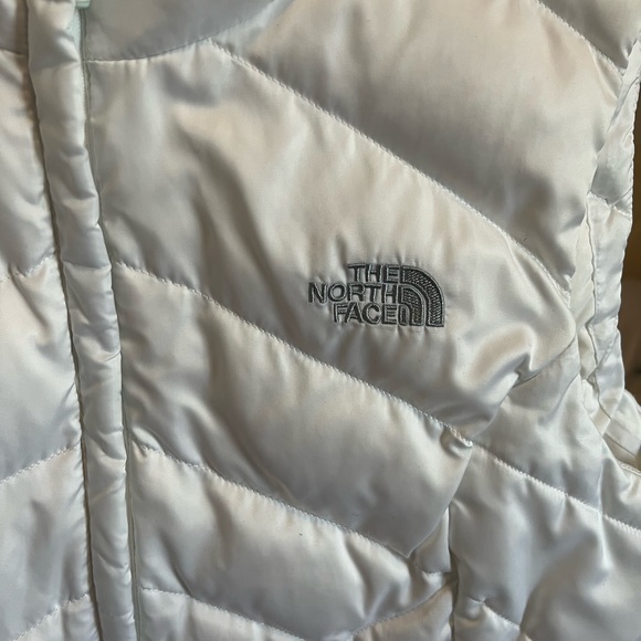 The North Face White Puffer Vest Size Medium - Picture 11 of 13
